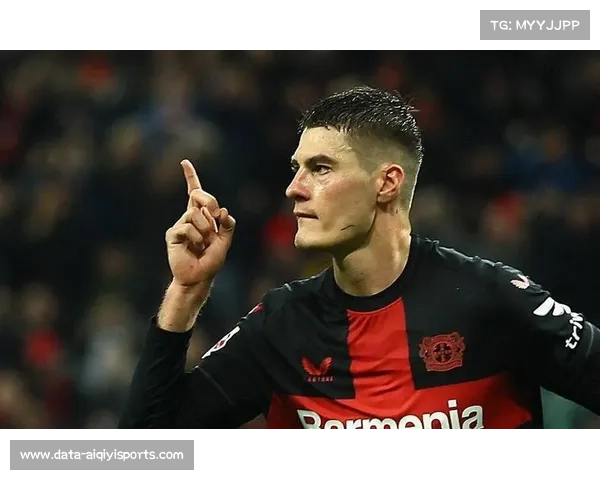 勒沃库森老将希克点球点前冷静施射,展现射手本色 勒沃库森老将希克点球点前冷静施射,展现射手本色