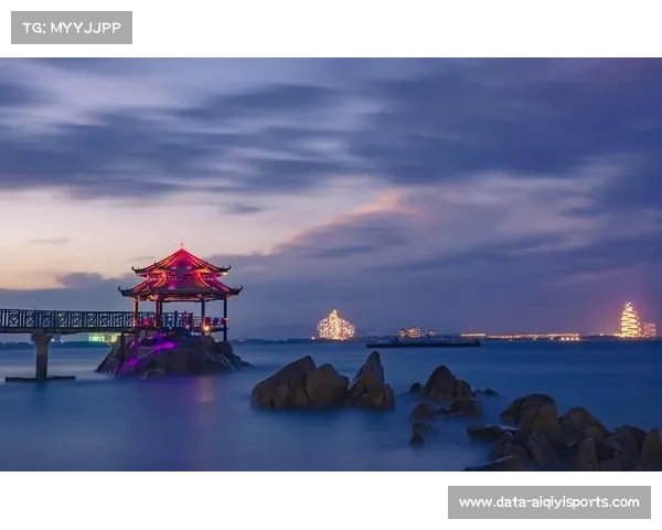 卢顿球场停电后手机灯海闪耀，球迷温情瞬间获赞